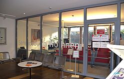 Flur vor dem Zentralen Servicebüro Wohnen Flur mit Wartezone vor dem Zentralen Servicebüro Wohnen