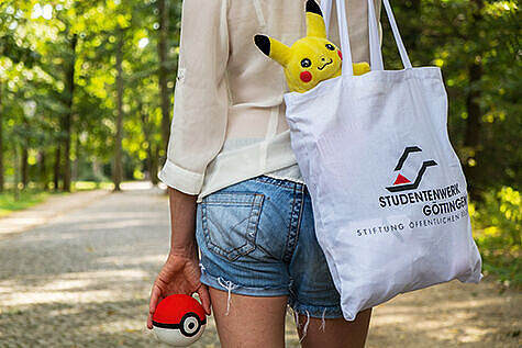 Frau mit Beutel vom Studierendenwerk Göttingen, Pikachu, Pokeball