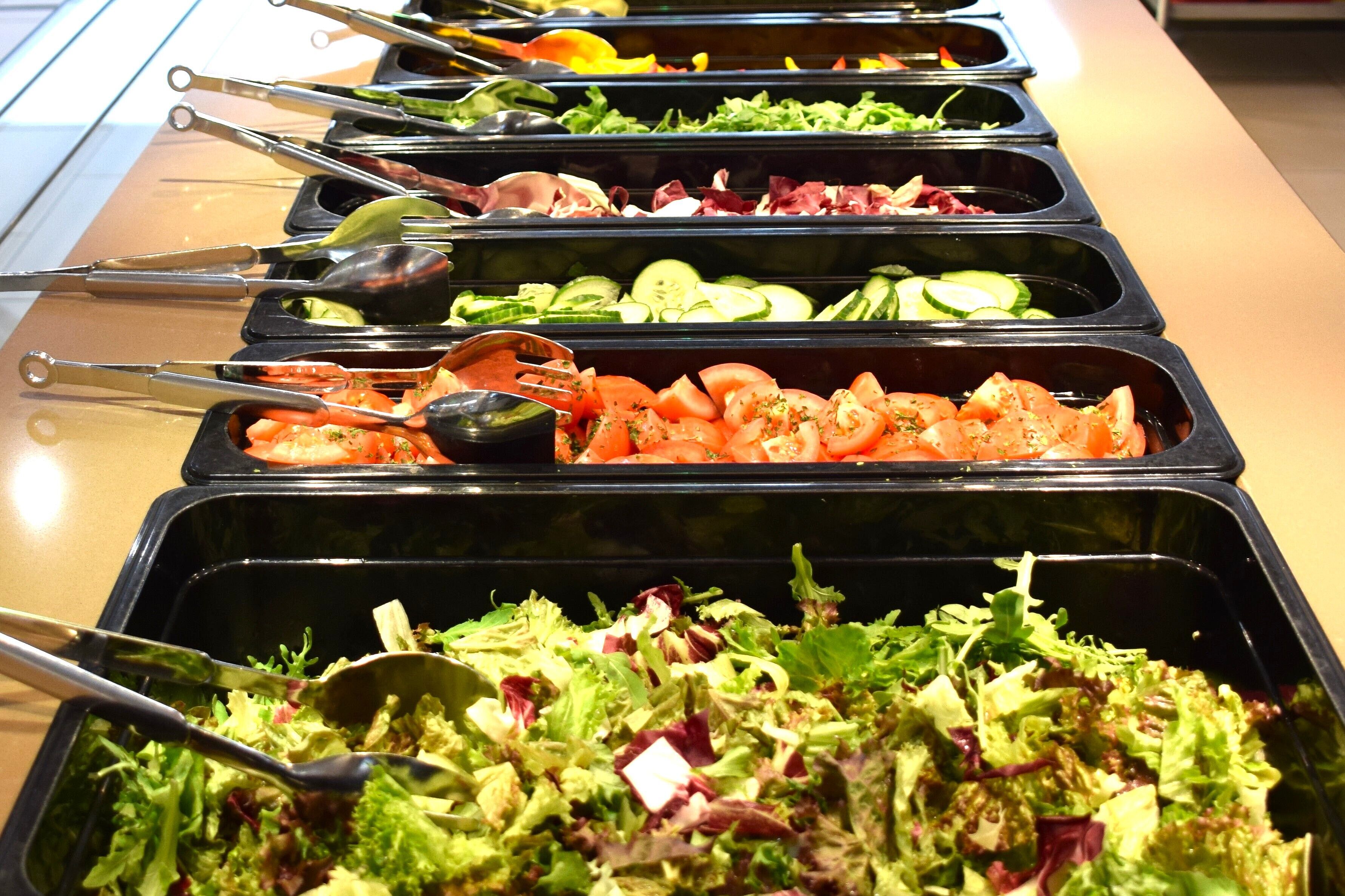 Salatstrecke in Selbstbedienung in der Zentralmensa
