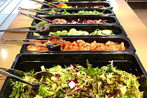 Salatstrecke in Selbstbedienung in der Zentralmensa