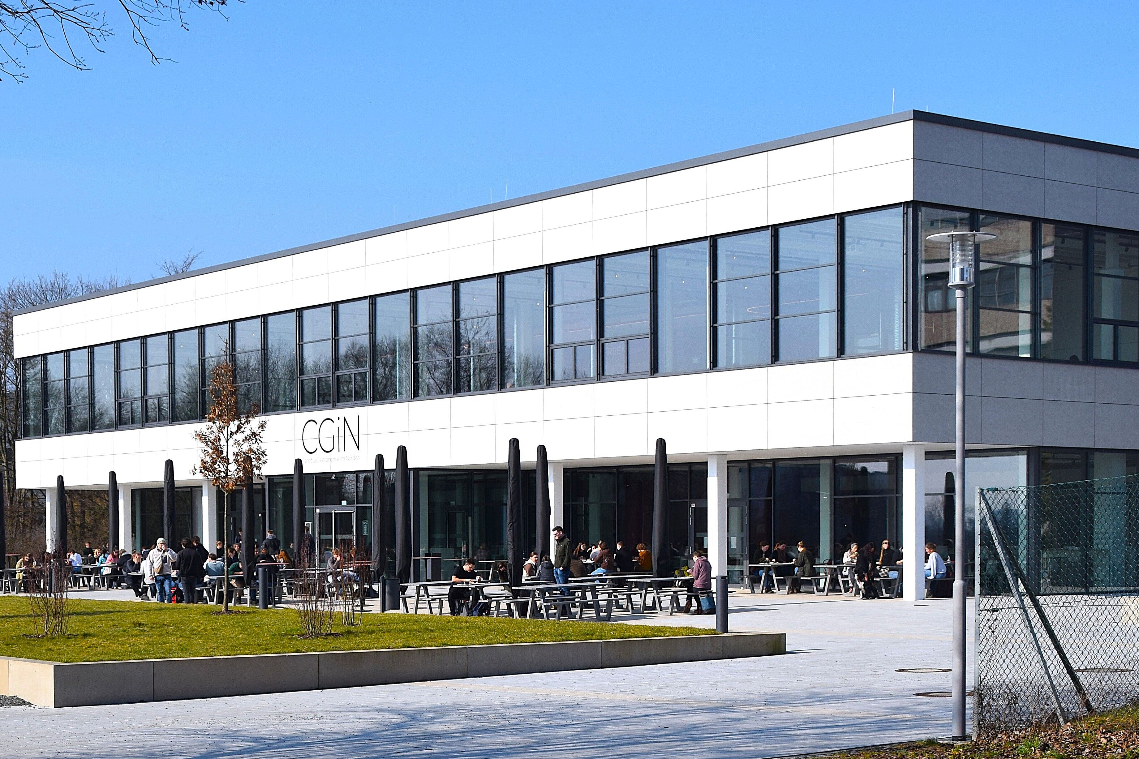 Mensa CGiN mit Terrasse, Front und Ostseite