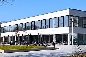 Mensa CGiN mit Terrasse, Front und Ostseite