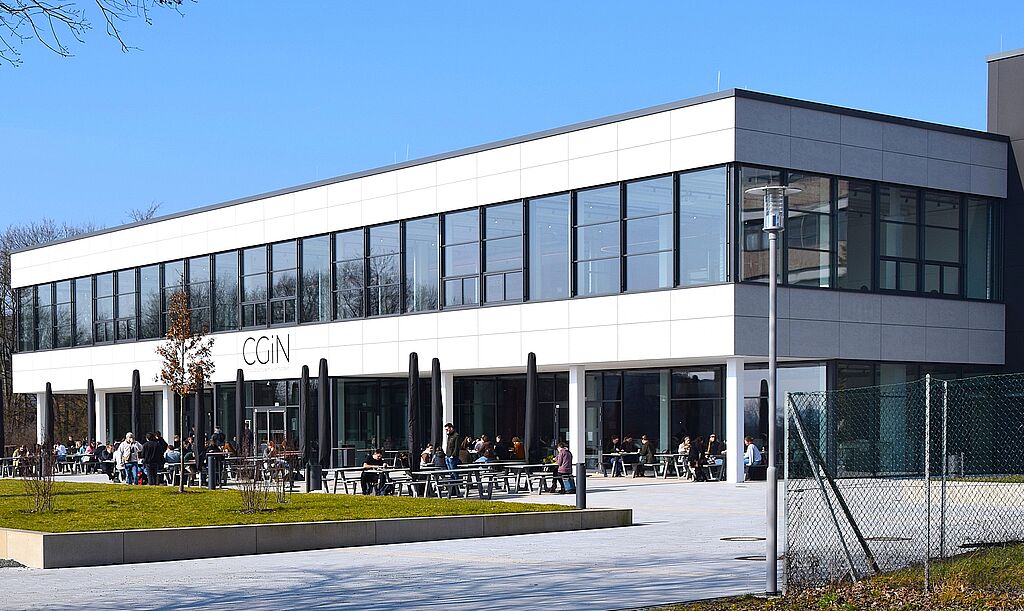 Mensa CGiN mit Terrasse und Rasenflächen