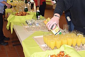 Sekt- und Brezelausgabe für die Erstsemester