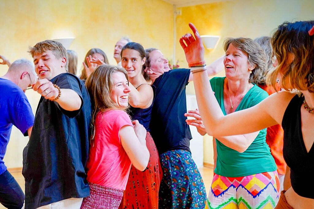 Mehrere Personen tanzen Biodanza