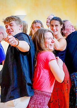 Mehrere Personen tanzen Biodanza