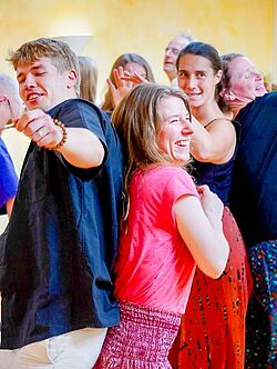 Mehrere Personen tanzen Biodanza