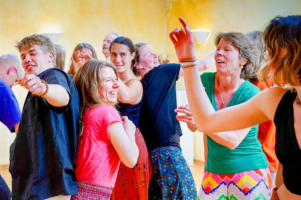 Mehrere Personen tanzen Biodanza