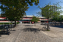 Haupteingang Zentralmensagebäude, Fahrräder(C)Studentenwerk Göttingen