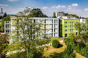 Blick auf das grüne Wohnheim im Grünen, Rosenbachweg