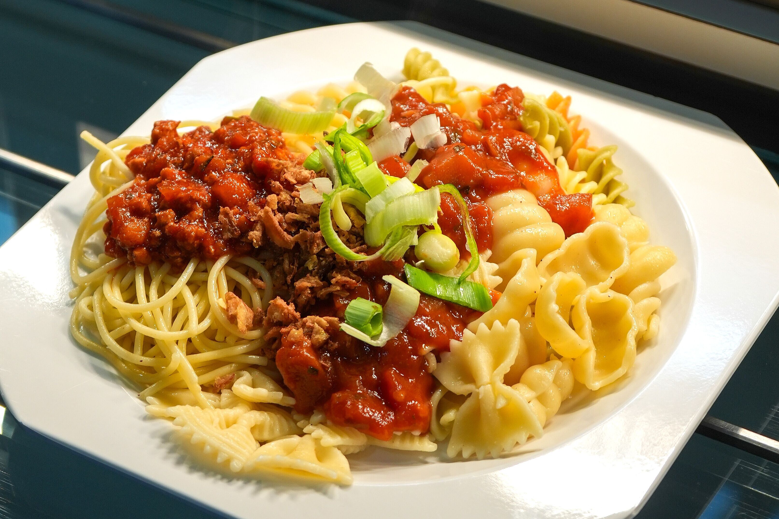 Ein bunter individueller Teller vom Pasta-Buffet