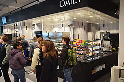 Mensa CGiN, belebter Café-Pavillon Daily CGiN Café-Ausgabepavillon Daily mit vielen Gästen