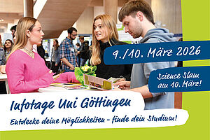 Angehende Studierende lassen sich an einem Infostand beraten