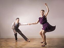 Paar in Lindy Hop-Pose