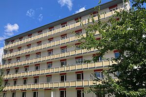 Westseite Kreuzbergring 44, mit Balkonen