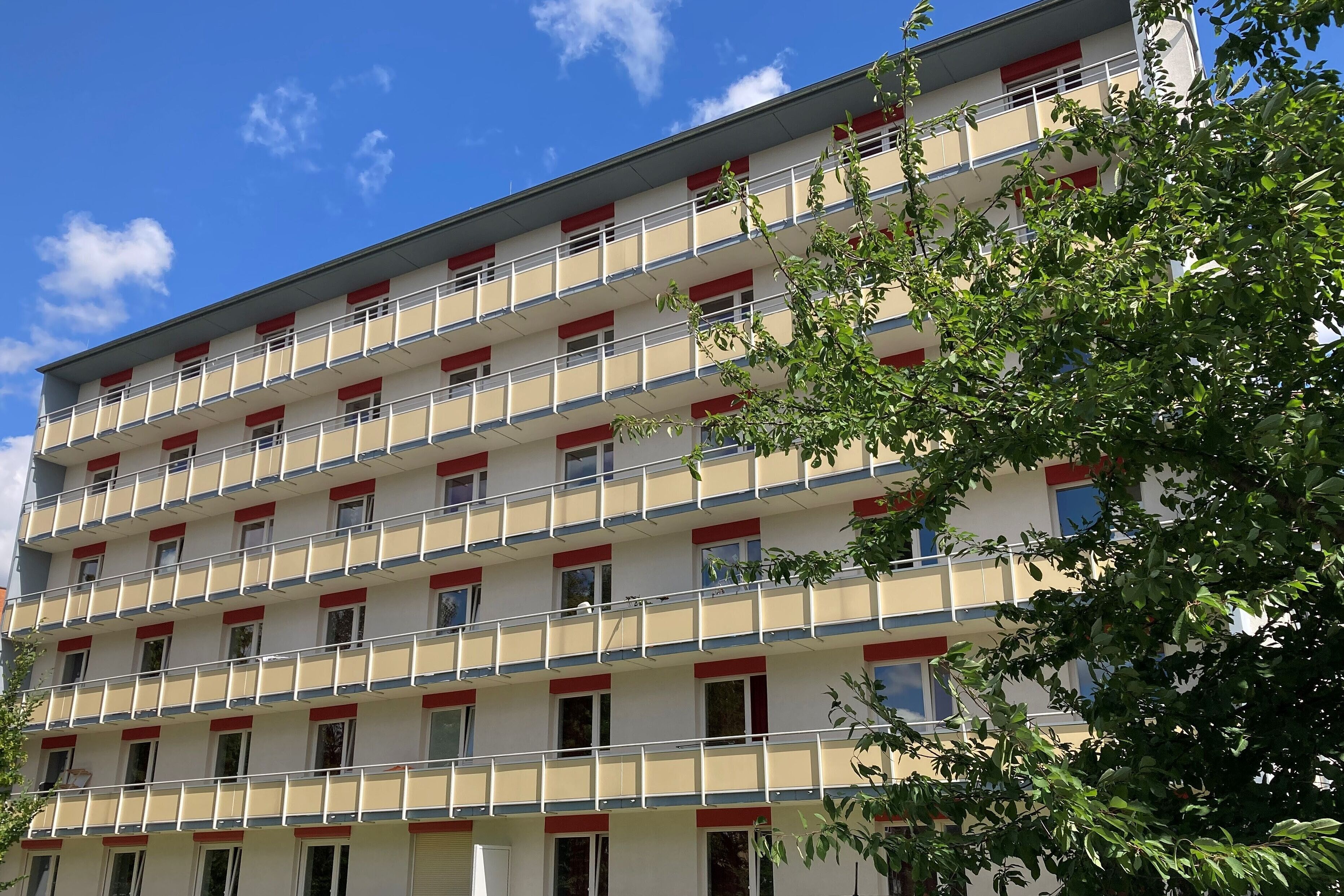 Westseite Kreuzbergring 44, mit Balkonen