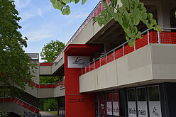 Begrünte Westseite des Zentralmensagebäudes