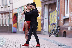 Paar tanzt Tango auf der Straße