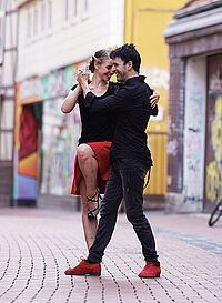 Paar tanzt Tango auf der Straße