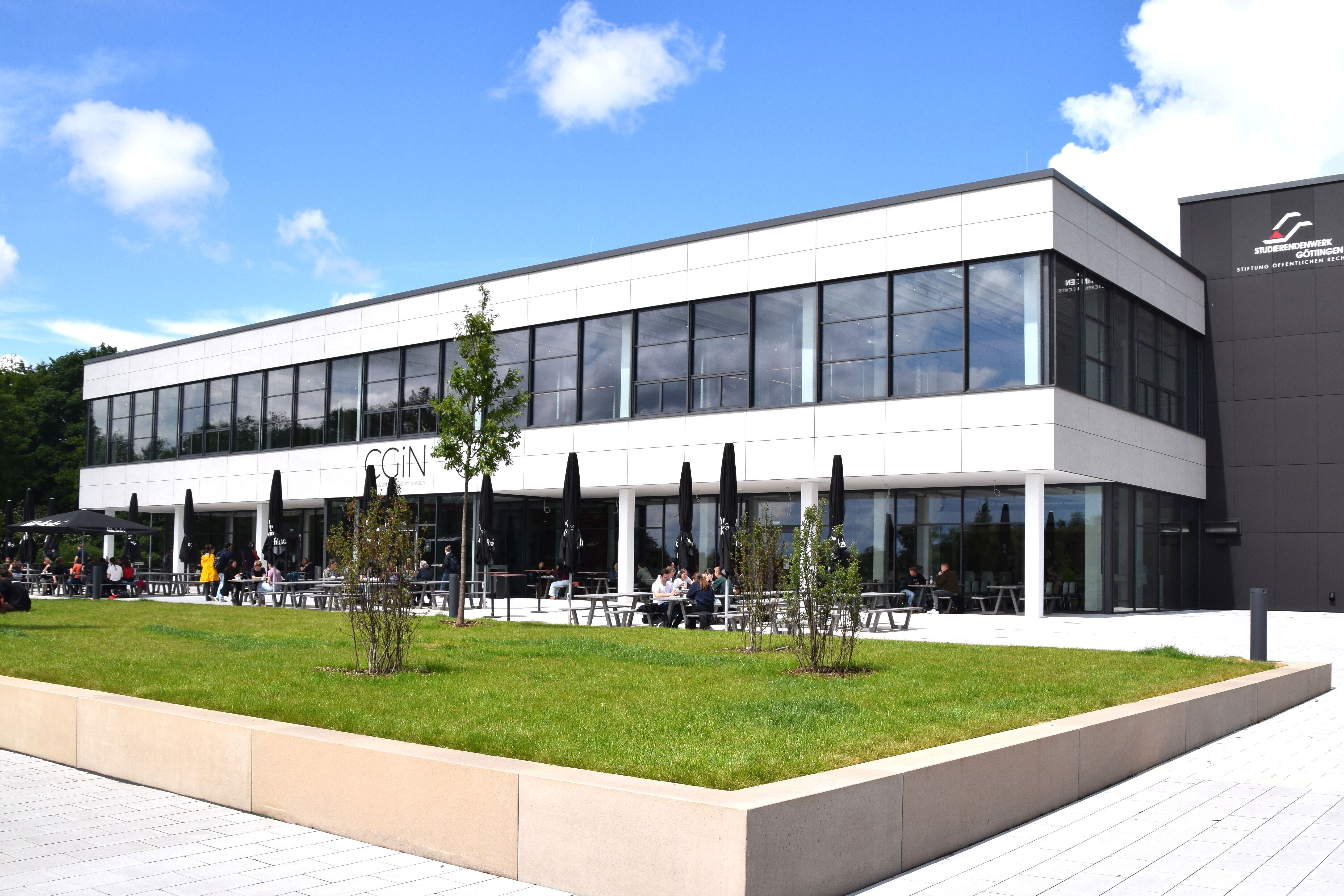 Südseite der Mensa CGiN mit Terrasse und Rasenflächen