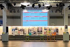 Großer Speiseplan im Foyer Zentralmensa