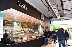 Mensa CGiN, Ausgabepavillon Tasty CGiN Ausgabepavillon Tasty bietet oft Fisch