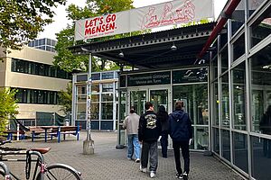 Banner am Eingang der Mensa am Turm