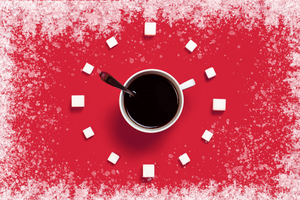 Das vereiste Zifferblatt einer Uhr, in der Mitte eine Kaffeetasse