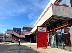 Eingang vom kleinen Zentralcampus zum Café Central
