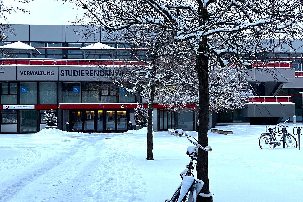 Haupteingang Zentralmensa Studierendenwerk im Winter