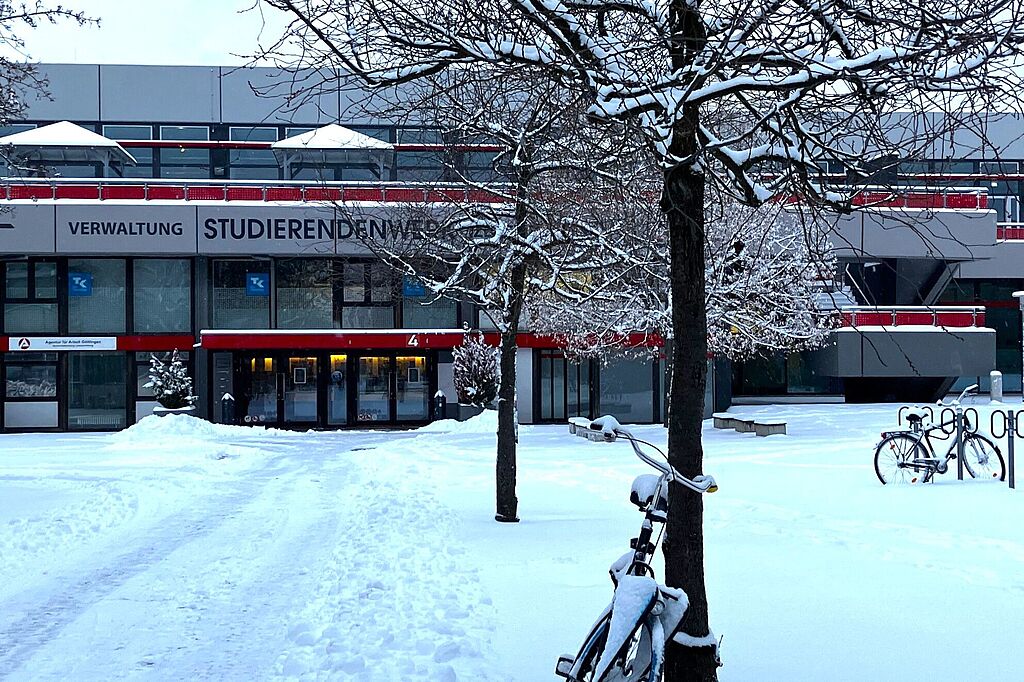 Haupteingang Zentralmensa Studierendenwerk im Winter