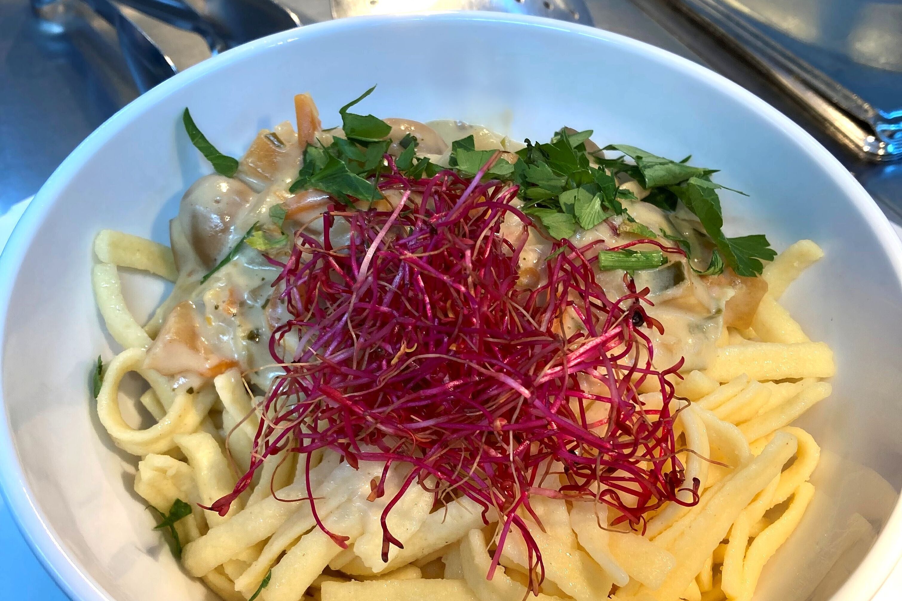 Vegetarischer Bowl mit Spätzle in der Mensa am Turm