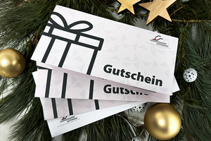 Gutscheine, umgeben von Weihnachtsdeko