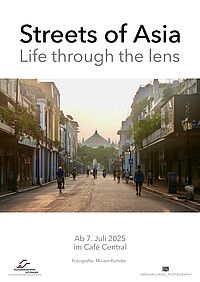 Plakat der Ausstellung Streets of Asia, Straße in Asien mit Menschen, Häusern und Weitblick