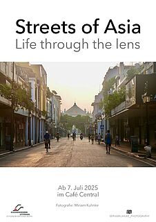 Plakat der Ausstellung Streets of Asia, Straße in Asien mit Menschen, Häusern und Weitblick