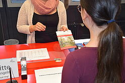 Wohnberatung für Studierende Eine Studierende erhält eine persönliche Wohnberatung