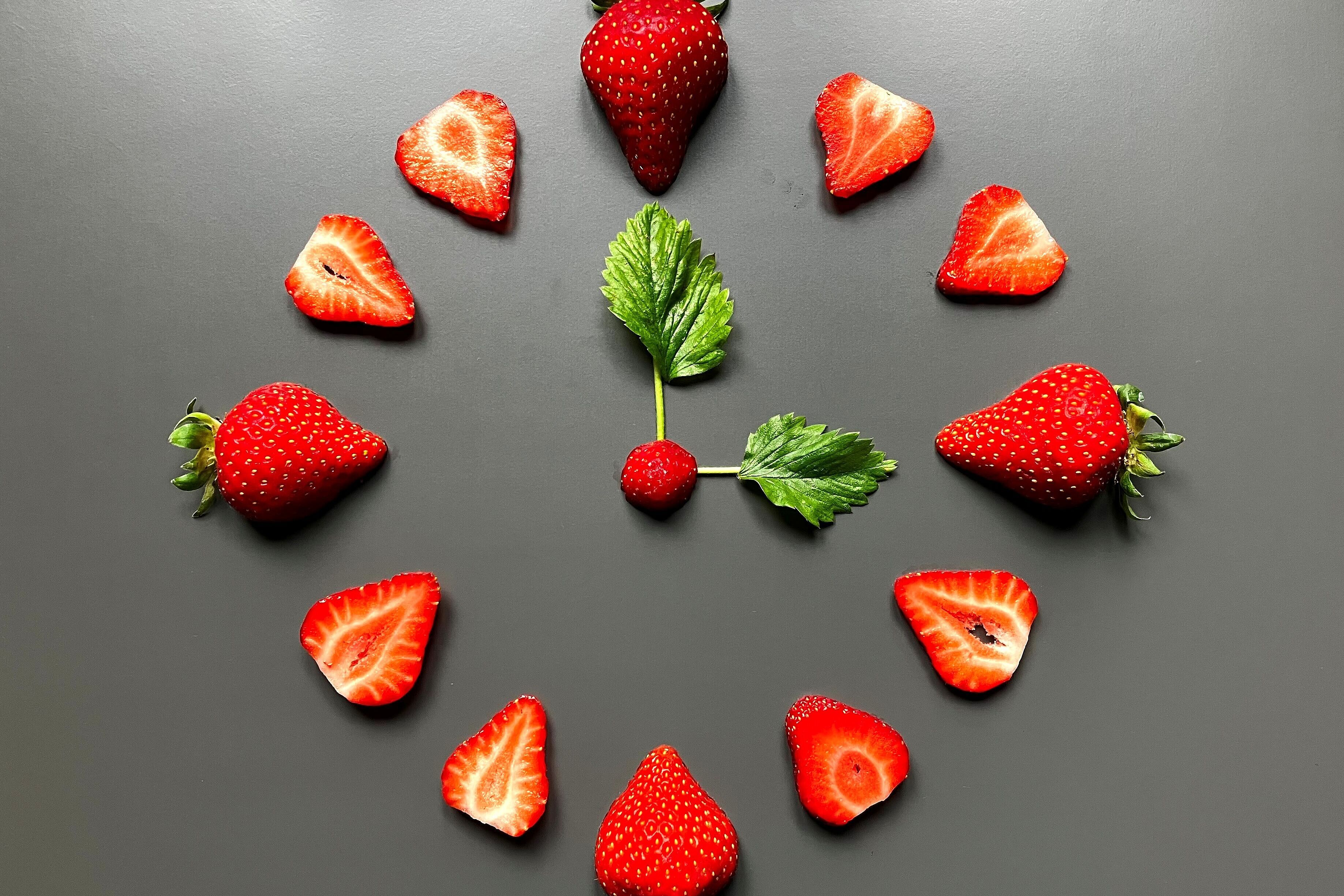 Ein Zifferblatt aus Erdbeeren