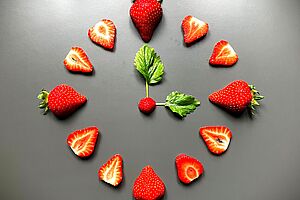 Uhrenzifferblatt aus Erdbeeren