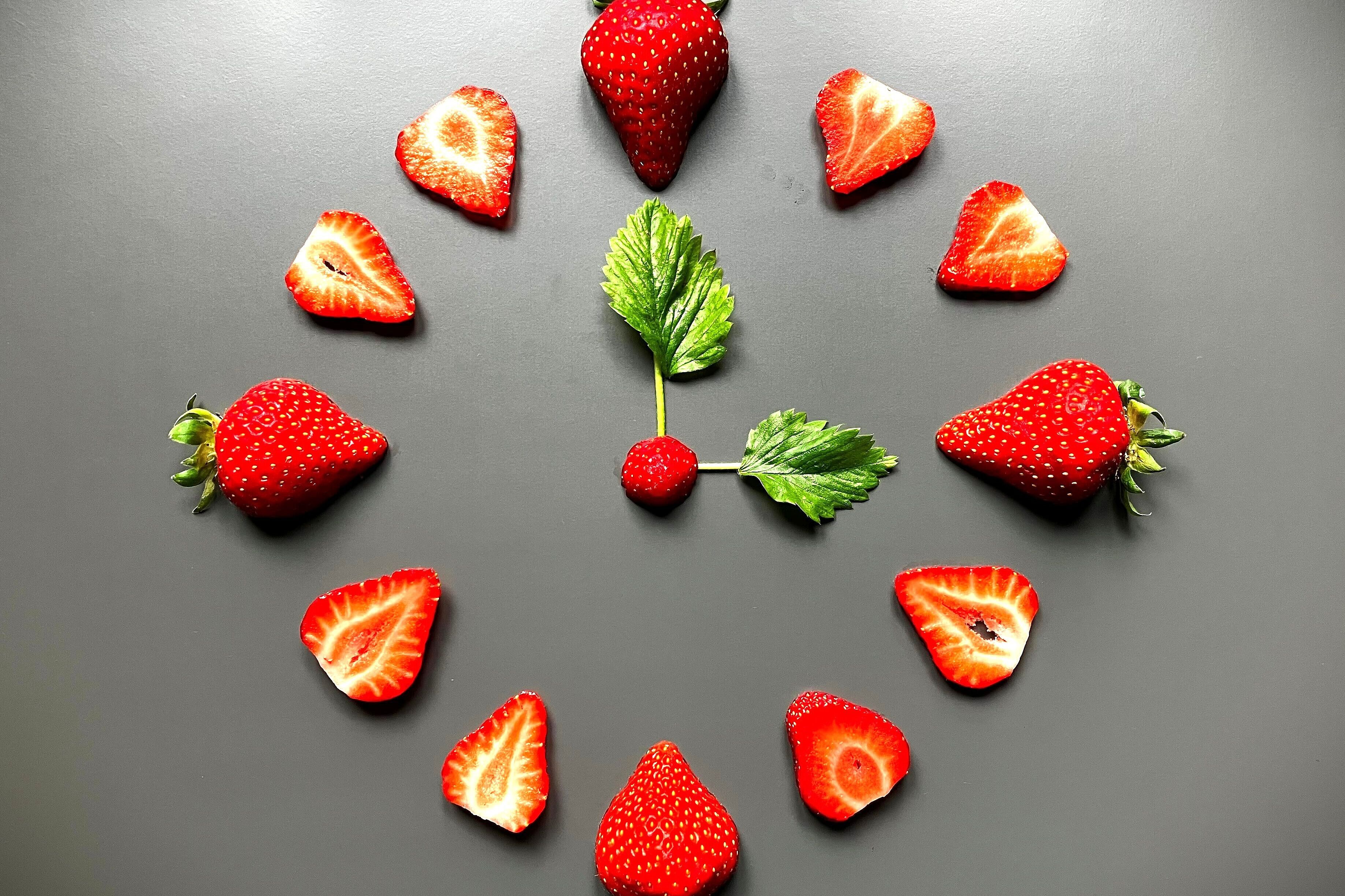 Uhrenzifferblatt aus Erdbeeren