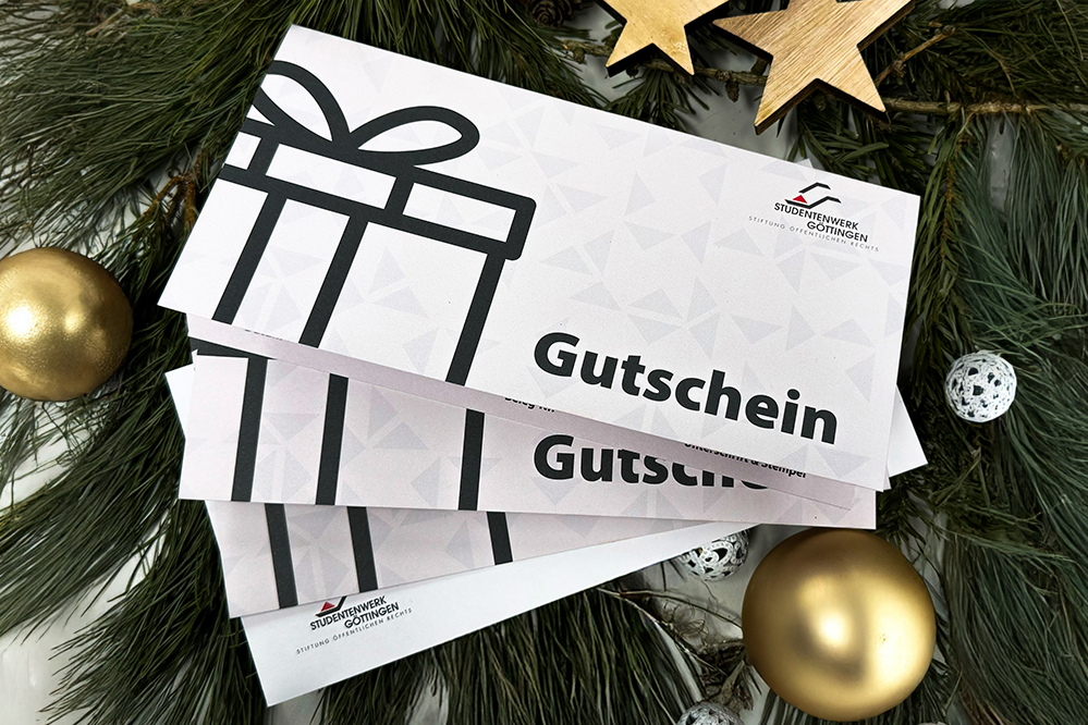 Gutscheine, umgeben von Weihnachtsdeko